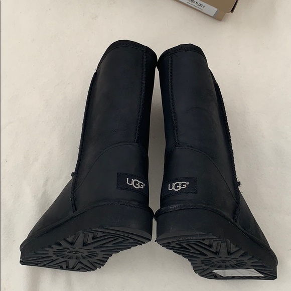 classic short black leather UGG boots ( women’s ) - Picture 2 of 5